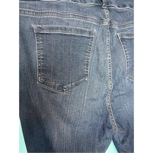 *NOT AVAILABLE* Torrid Size 20S Jegging Distressed Medium Wash
Premium Stretch - Picture 10 of 11
